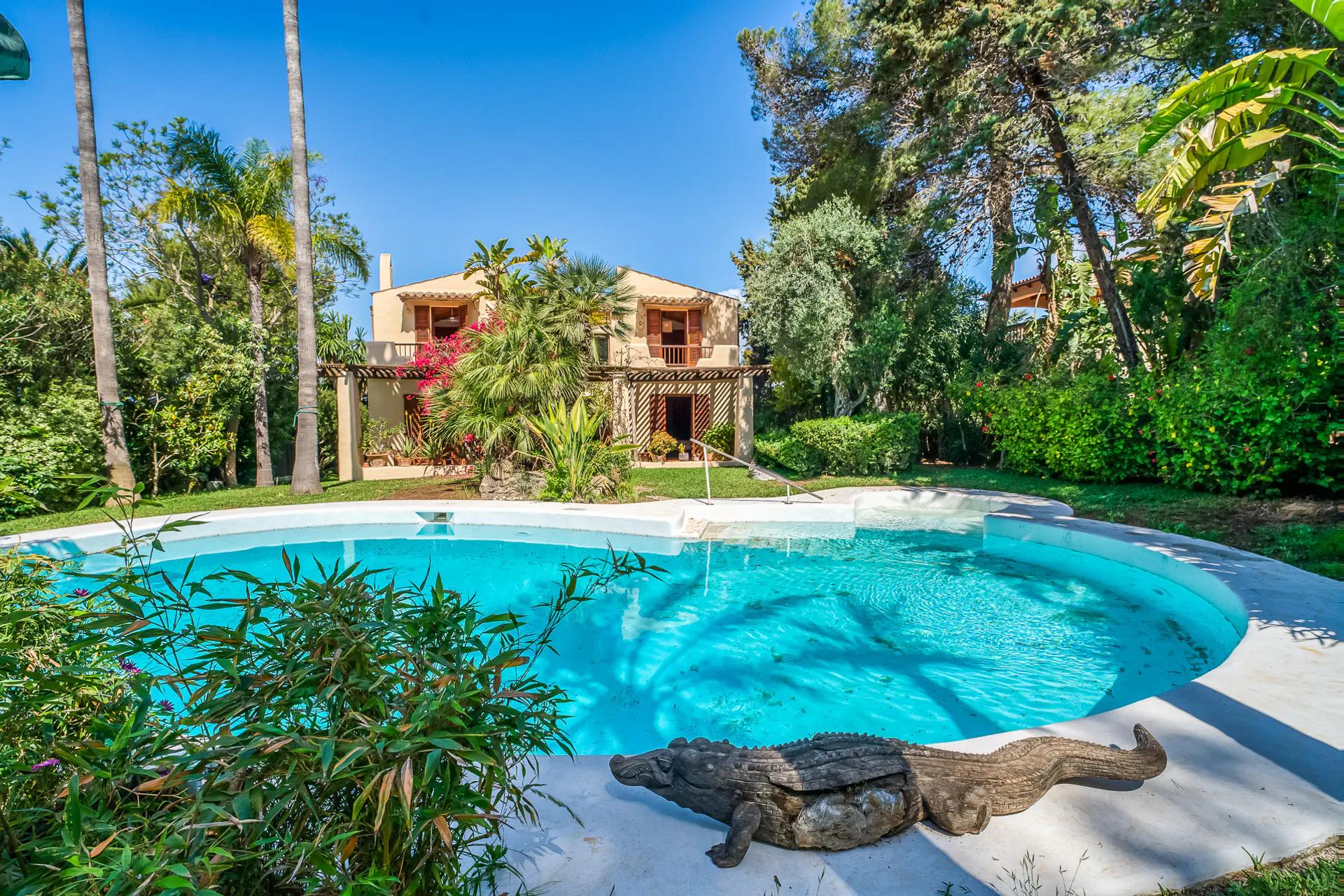 Villa for sale in Alcudia, North Mallorca — Unique colonial-style villa with pool and views over Pollensa Bay in Bonaire