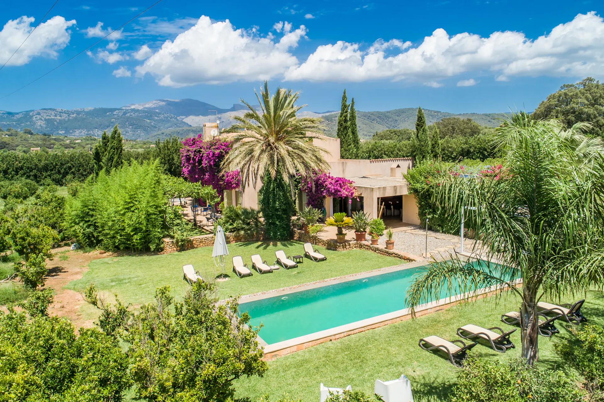 Finca en venta en Buger, norte de Mallorca — Amplia finca de diseño con piscina, licencia vacacional y privacidad cerca de Búger