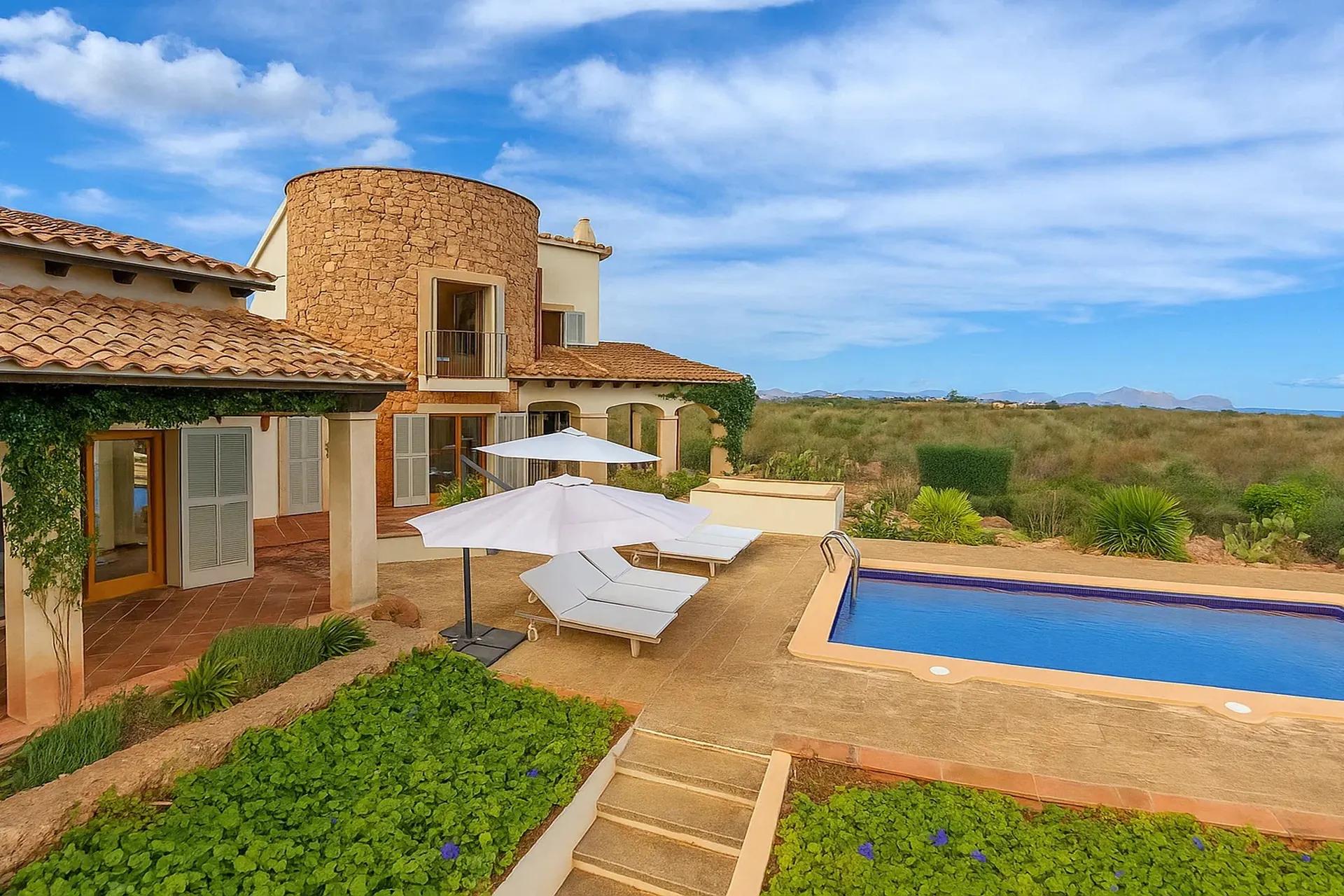 Finca en venta en Santa Margalida, norte de Mallorca — Finca con vistas al mar, casa de invitados y piscina cerca de Santa Margalida