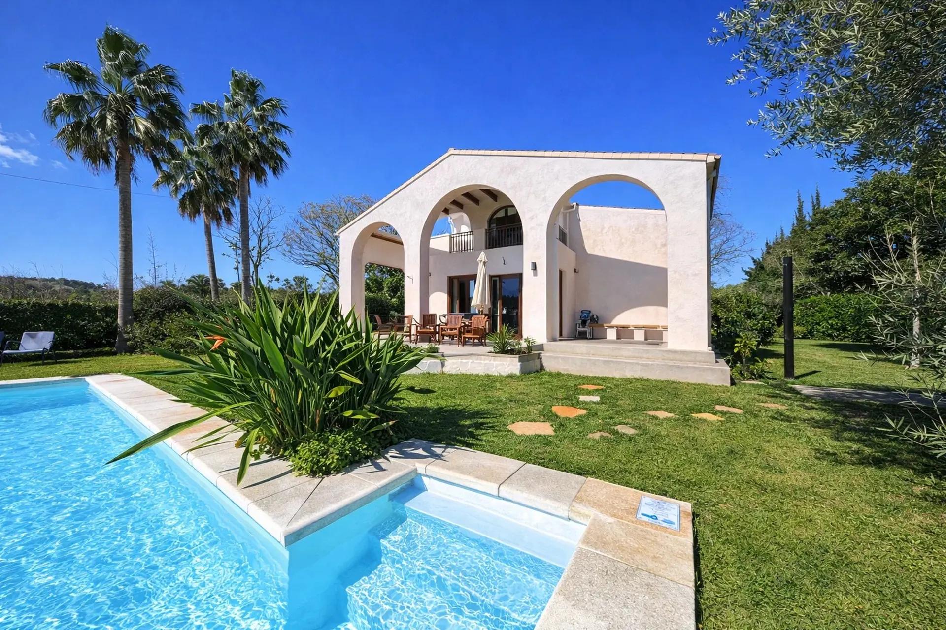 Finca en venta en Alcudia, norte de Mallorca — Finca modernizada con piscina, privacidad y licencia vacacional cerca de Alcudia