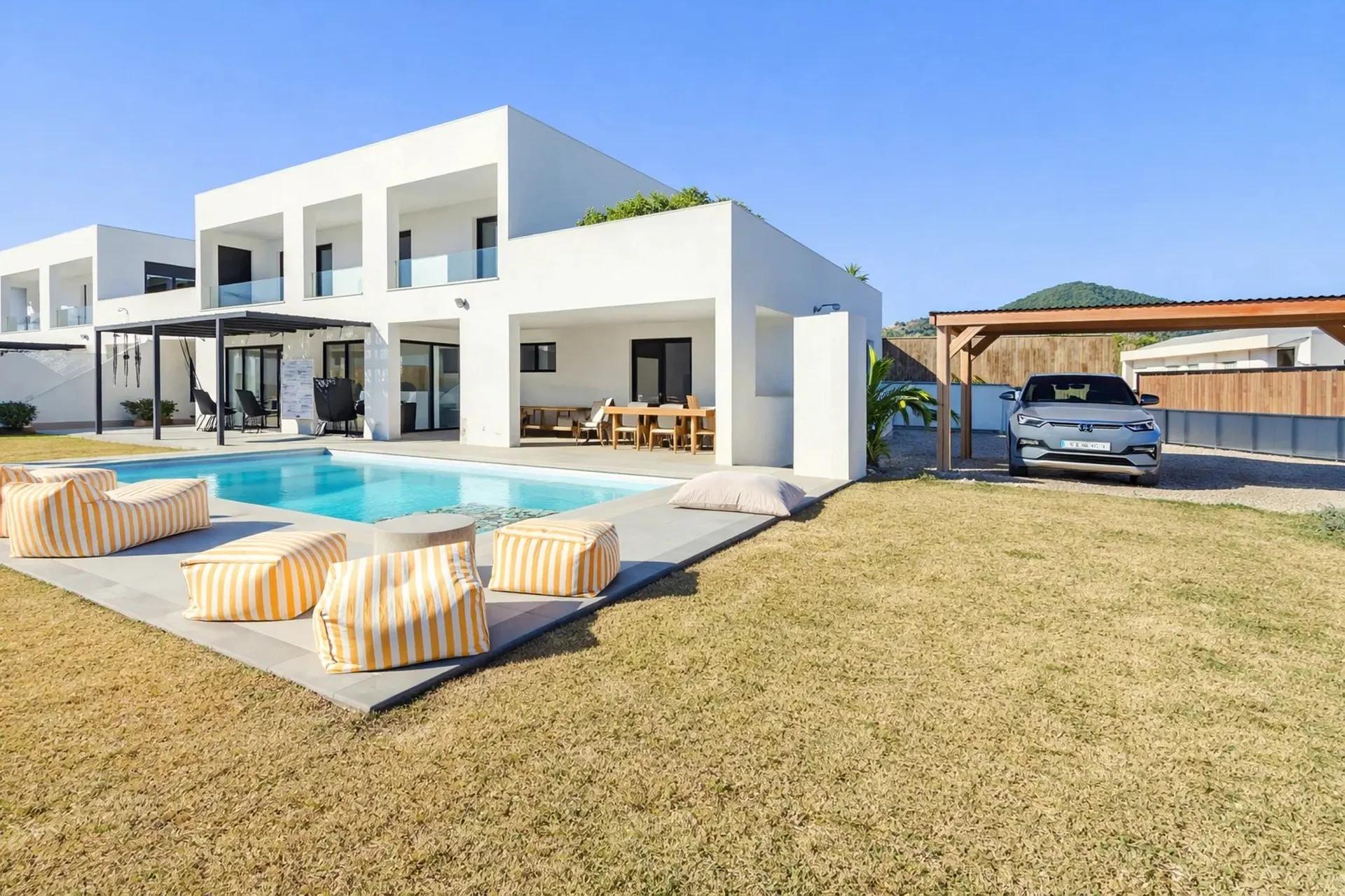 Villa en venta en Sa Pobla, norte de Mallorca — Chalet moderno con piscina, privacidad y licencia de alquiler vacacional en la tranquila zona de S’Obac, Crestatx