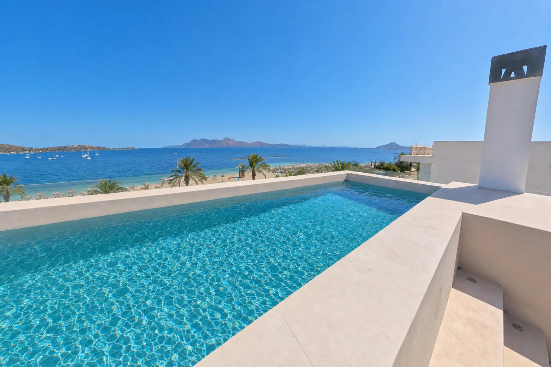 Apartment for sale in Pollensa, North Mallorca — Seafront penthouse with private infinity pool in Port de Pollença
