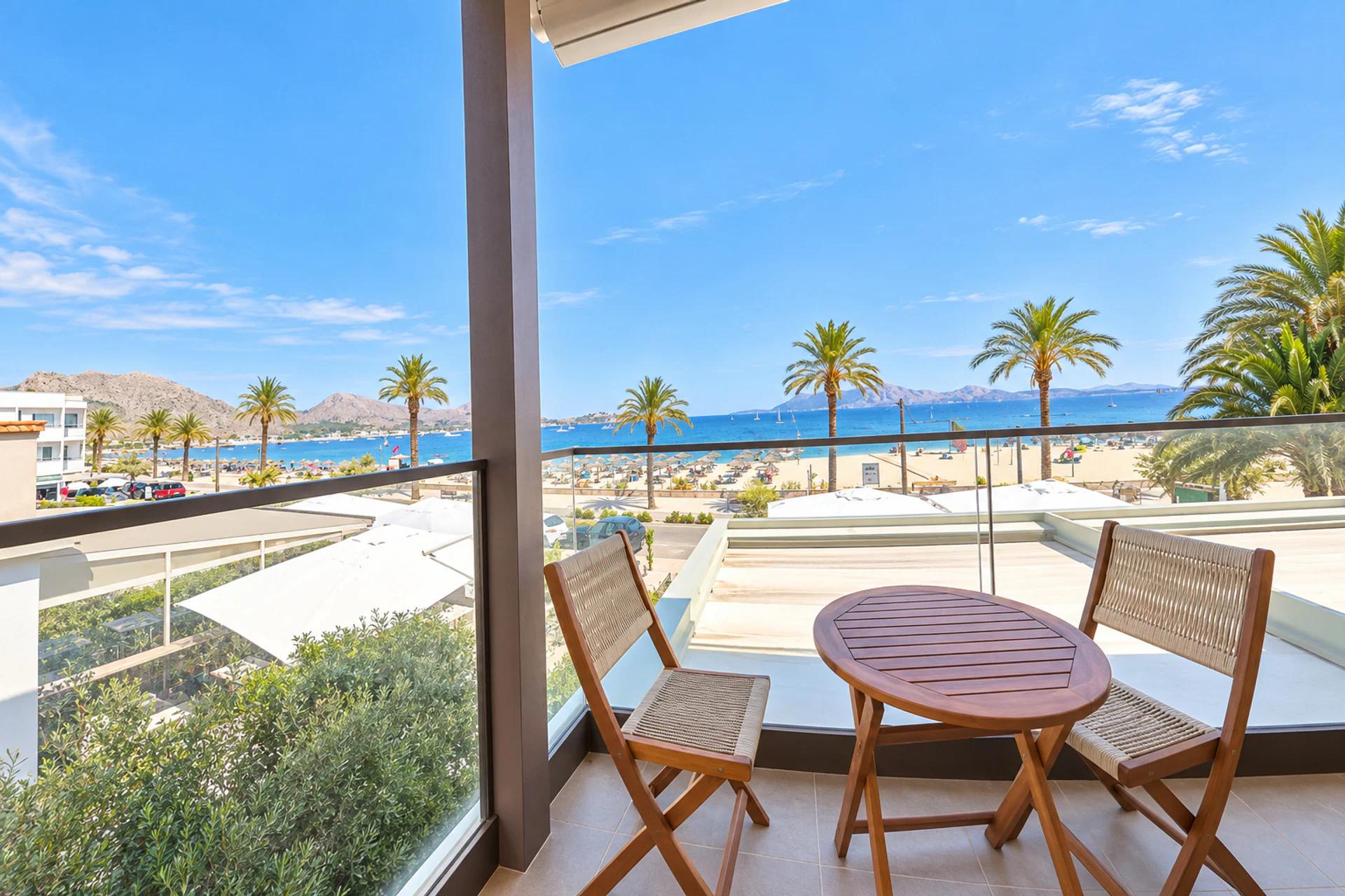 Apartment for sale in Pollensa, North Mallorca — Sea-view apartment with balcony and communal pool in Port de Pollença