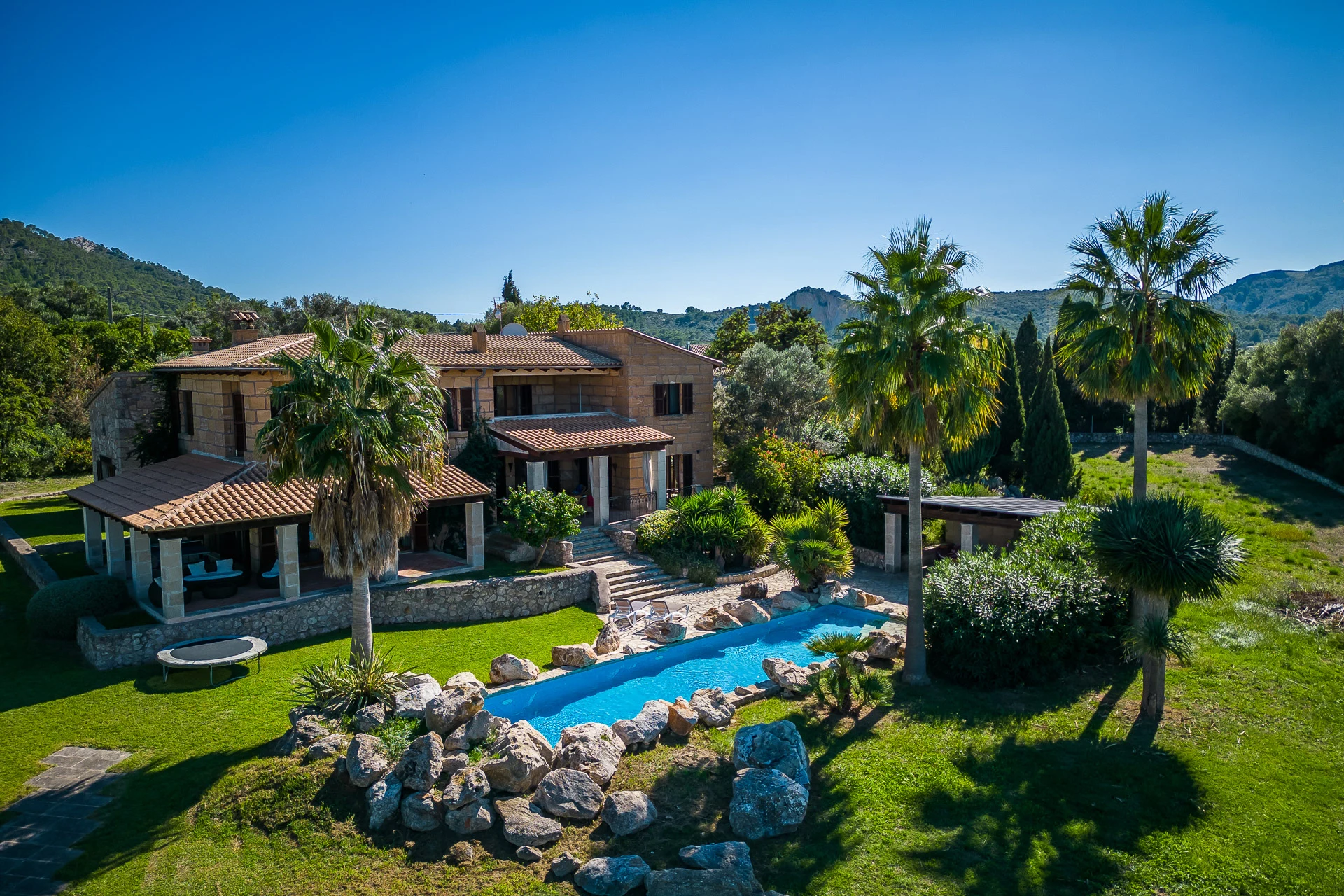 Vue aérienne de la finca et piscine