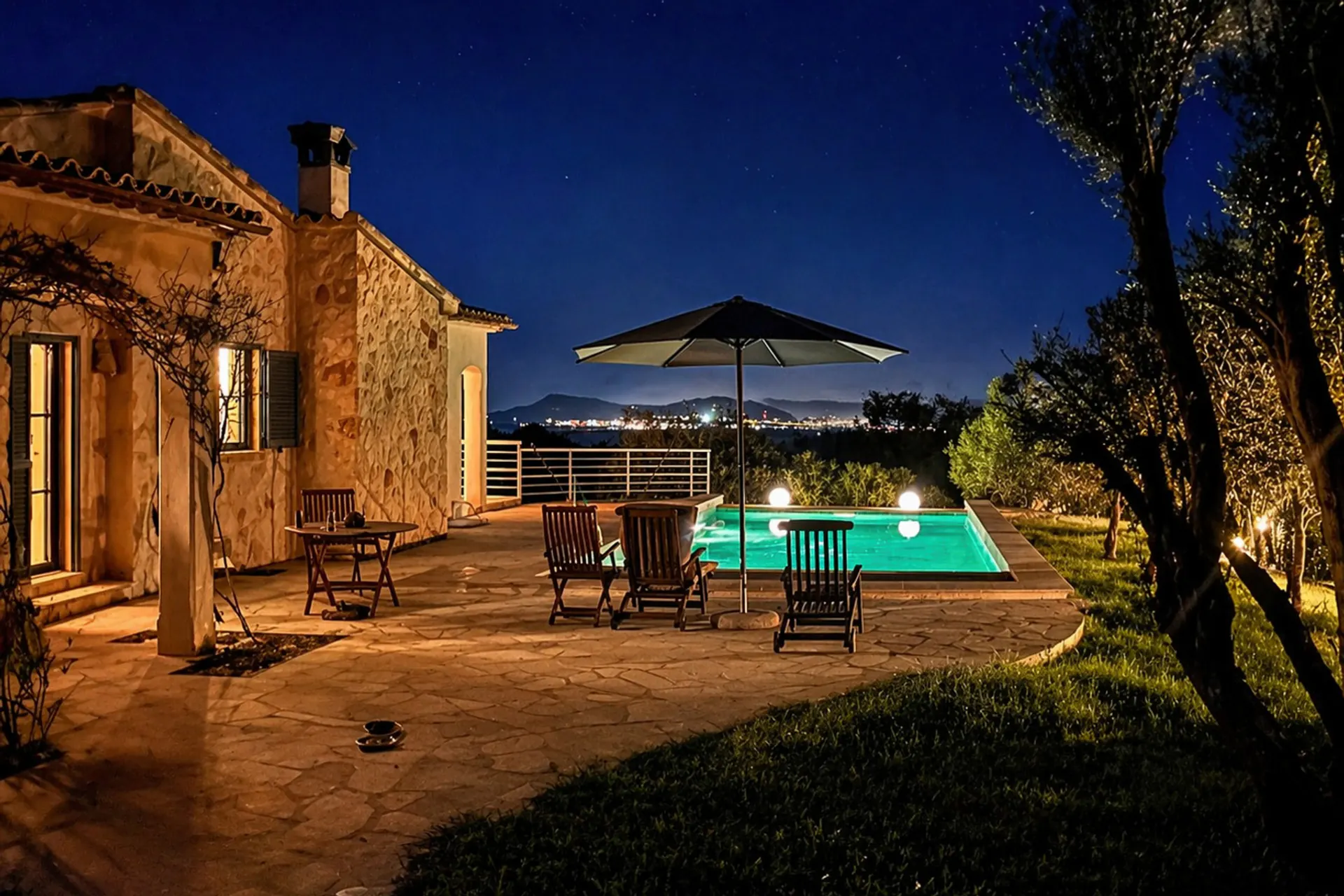 Terrasse de piscine illuminée de la finca près de Llubí en soirée