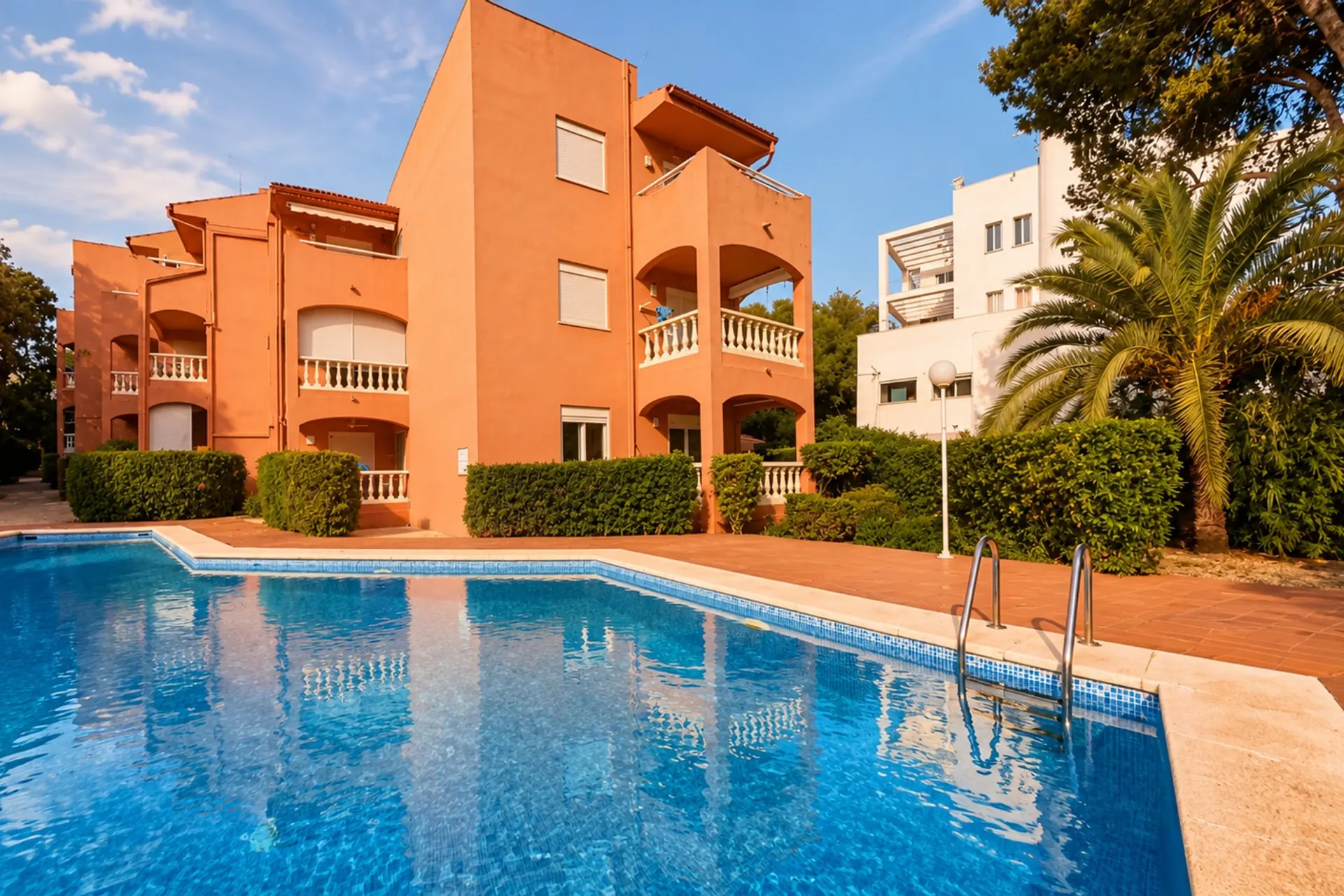 Piscina comunitària davant de l’edifici d’apartaments