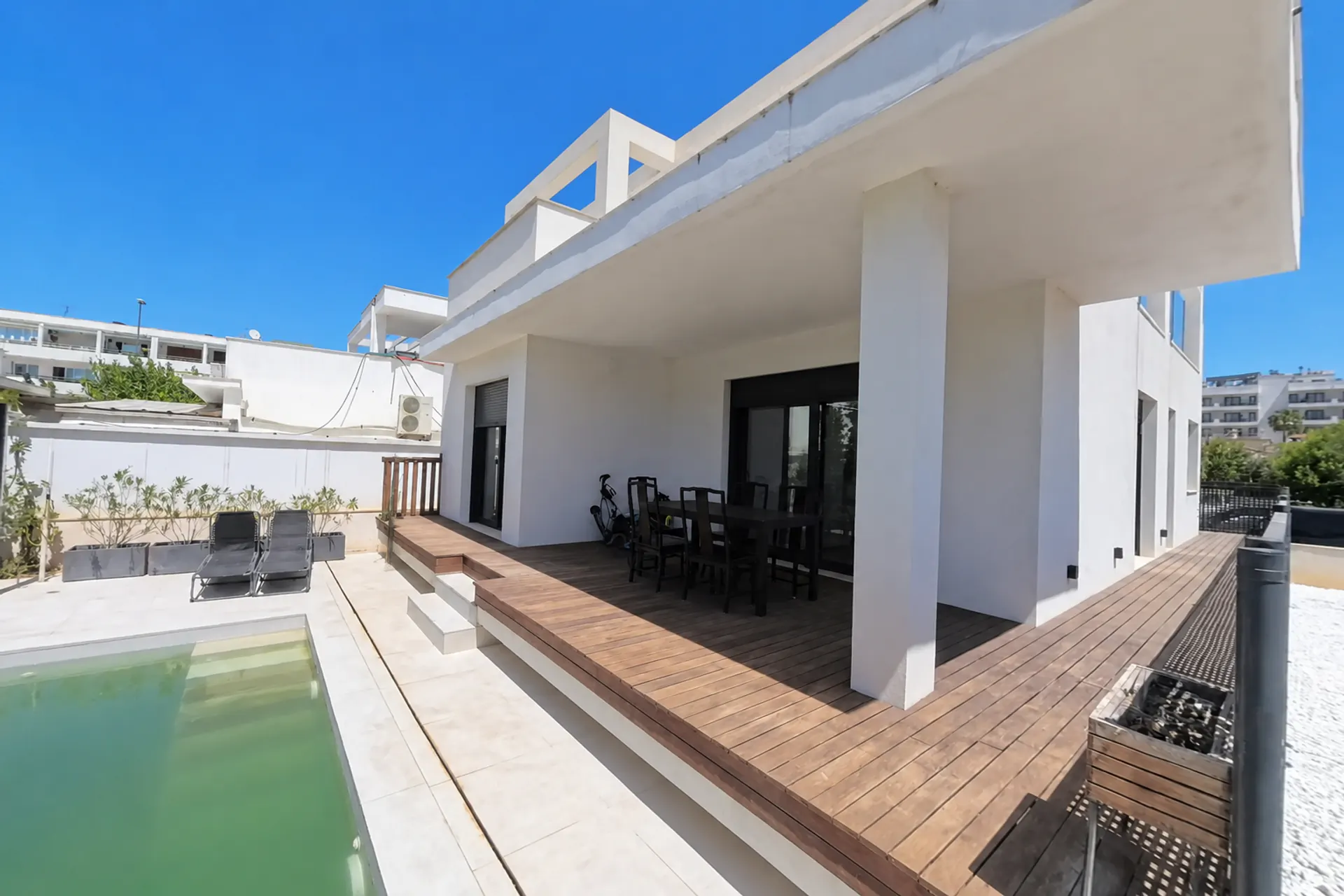 Villa moderne avec piscine et terrasse couverte
