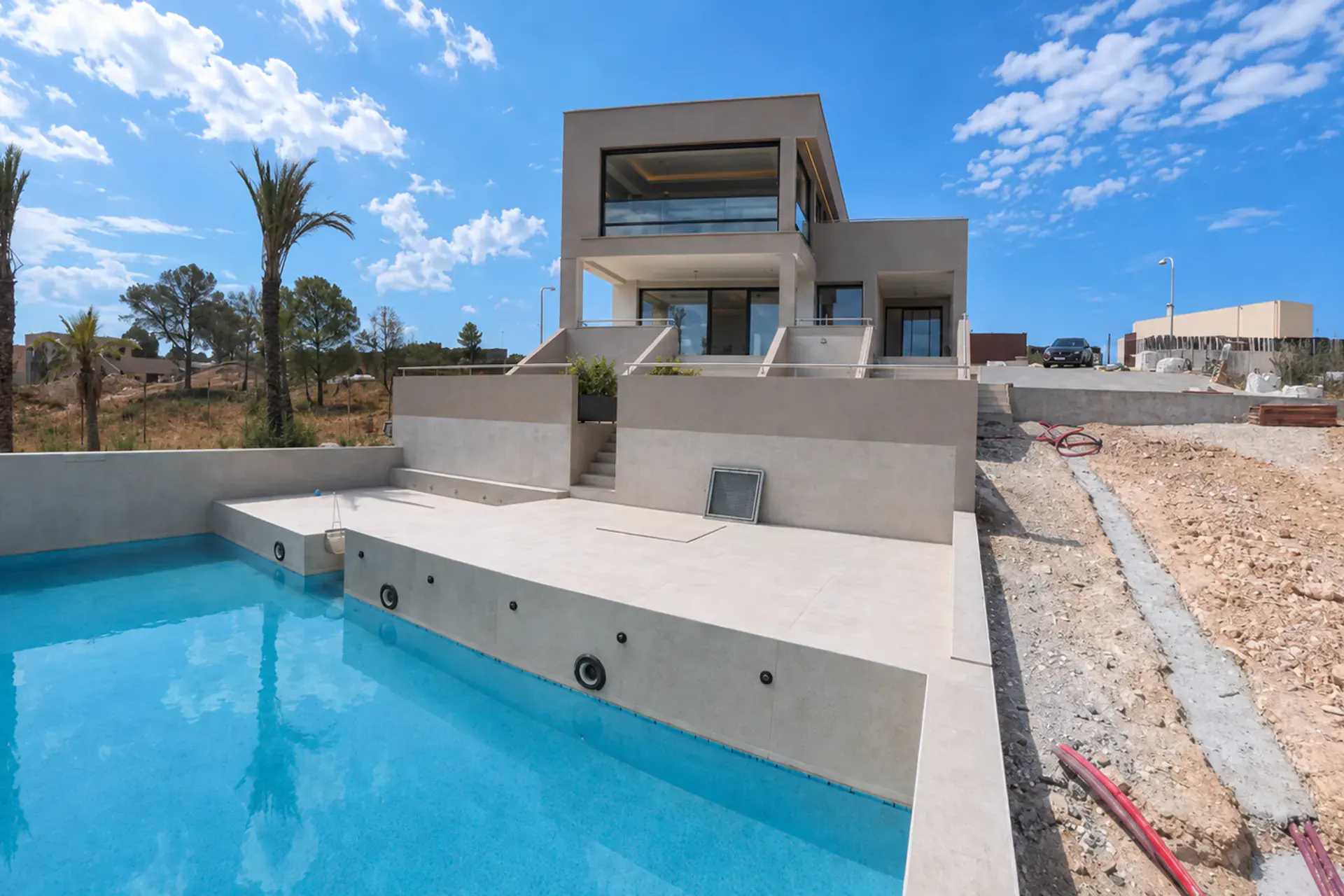 Piscina privada i façana moderna de la vila a Son Gual